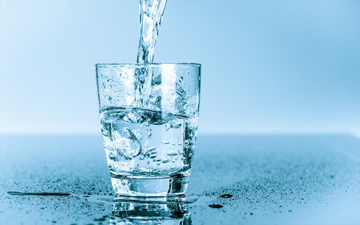Νερό εμπλουτισμένο με υδρογόνο: η αλήθεια για τη νέα τάση που κάνει θραύση στο εξωτερικό
